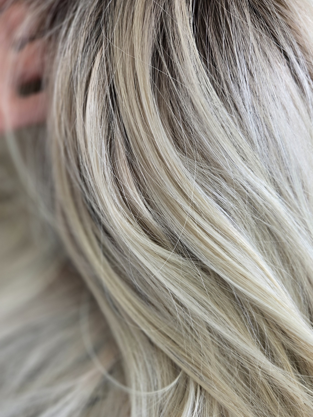 Wig in Platinum Blonde - Picture 3 of 12